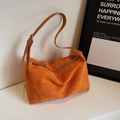 Borsa a spalla arancione in finta pelle scamosciata con tracolla regolabile e cerniera superiore - Marrone