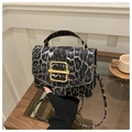 Borsa a tracolla leopardata con chiusura dorata e versatile manico superiore rimovibile - Nero