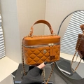 Sac cosmétique matelassé marron avec boucle fleur dorée et bandoulière chaîne - Marron