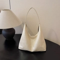 Minimalistische beige hobo tragetasche aus mattem leder für damen in warmer umgebung - Gebrochenes Weiß