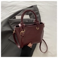 Detalle de bolso saco burdeos en piel PU con asas anudadas y logotipo FASHION en relieve - Rojo