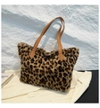 Tragetasche mit Leopardenmuster aus Kunstpelz und braunen PU-Griffen für Herbst und Winter - Braun