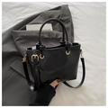 Detalle de bolso bucket negro en cuero PU con asa de nudo y relieve Fashion sobre traje gris - Negro