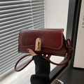 Bolso baguette vintage burdeos con hebilla dorada y textura de cuero encerado retro elegante - Rojo