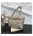Stepptasche in Champagner-Gold mit Daunen-Optik und praktischen Schulterriemen - Gold