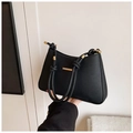 Elegante bolso negro de hombro con textura floral grabada y asa con nudo decorativo - Negro