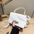 Elegante borsa a tracolla bianca con trama a coccodrillo e fibbia dorata ondulata - Bianco