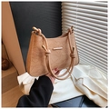 Elegante bolso de hombro en color albaricoque con relieve floral y asa anudada - Caqui