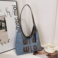 Borsa tote retrò in denim con dettagli in pelle marrone e ricamo WIO WIO, scena lifestyle - Con Ciondolo / Blu Denim