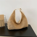 Hobo-Schultertasche aus Stroh mit beigem Lederbesatz und gewebter Naturtextur - Weiß