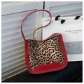 Modische rote Schultertasche aus Leder mit Leopardenmuster und Sattelform-Design - Rot