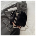 Bolso saco de pelo sintético negro con cadena plateada y detalles de perlas elegantes - Negro