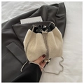 Bolso saco de pelo sintético crema con ribete de cuero negro y detalles de perlas - Blanco