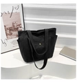 Detalle de las asas del bolso tote de lona y bolsillo frontal con broche de metal dorado - Negro