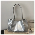 Detailaufnahme der silbernen Metallic-Tasche mit Falten-Design und feinem Schultergurt - Silber