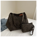 Dettaglio della borsa tote leopardata e pochette coordinata in tela testurizzata - caffè