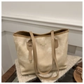 Dettaglio della borsa tote patchwork con eleganti e lunghe tracolle in pelle marrone - Cachi Senza Pendente