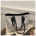Dettaglio della borsa tote grigia con finiture in pelle nera e fibbie dorate - Grigio Senza Pendente