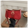 Minimalistische rote Wildleder-Unterachseltasche mit goldener Schnalle und Lederriemen - Rot