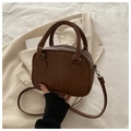Detailweergave van de donkerbruine matte leren handtas met dubbele handgrepen en riem - Tan