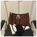 Dunkelbraune Wildleder-Schultertasche mit goldener Schnalle und glatten Lederakzenten - Kaffeebraun