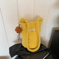Borsa tote in pile giallo con ciondolo a forma di orsetto e toppa bianca trendy - Giallo con ciondolo