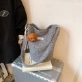 Borsa a secchiello in peluche grigio con ciondolo a forma di orsetto e lana - Grigio Con Pendente