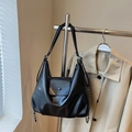 Vielseitige schwarze Hobo-Tasche aus mattem PU-Leder mit Metallkette für den täglichen Weg - Schwarz