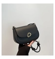 Detail der schwarzen Satteltasche aus mattem Leder mit unregelmäßiger goldener Metallschnalle - Schwarz