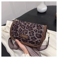 Dettaglio borsa leopardata con placca in metallo FASHION e ampia tracolla a motivi - Stampa Leopardata Nero