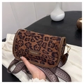 Dettaglio borsa a cilindro leopardata con tracolla intrecciata e placca in metallo - Leopardo Marrone