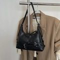 Elegante bolso de hombro negro con hebillas vintage y correa de hombro ajustable - Negro