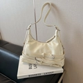 Bolso de hombro crema con correas de hebilla vintage y herrajes metálicos plateados - Blanco