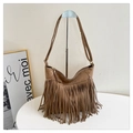 Dettaglio di una borsa tote in pelle scamosciata marrone con frange boho su un supporto - Cachi