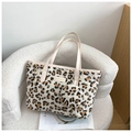 Bolso tote de leopardo en piel sintética con monedero redondo a juego en una silla - Blanco