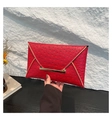 Elegante borsa a bustina rossa con trama struzzo e raffinato bordo in metallo oro - Rosso