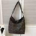 Borsa hobo capiente con stampa leopardata classica e tracolla regolabile - Nero