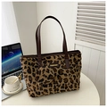 Bolso tote de piel sintética con estampado de leopardo y monedero redondo a juego - Marrón