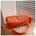 Sac cylindrique en nylon orange avec bandoulière réglable et détails zippés argentés - Orange