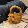 Borsa a secchiello in lana d'agnello marrone con tracolla regolabile e ciondolo orsetto - Marrone (Con Ciondolo)