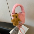 Borsa a secchiello rosa in lana di agnello con ciondolo a orsetto e tracolla - Rosa (Con Ciondolo)