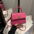 Damen-Handtasche aus strukturiertem Leder in Fuchsia mit goldener Schließe und Gurt - Rosenrosa