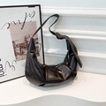 Borsa hobo nera a mezzaluna con design a pieghe e tracolla annodata in ecopelle - Nero