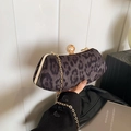 Elegante pochette leopardata da sera con catena dorata e chiusura a perla - Nero
