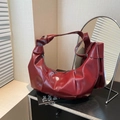 Borsa a spalla a mezzaluna plissettata rosso scuro in pelle lucida con tracolla a nodo - Rosso