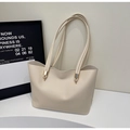 Detalle del bolso tote minimalista crema con tirantes dobles finos y hebillas oro - Blanco Roto