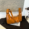 Borsa a spalla plissettata color caramello con finitura lucida e tracolla annodata - Marrone