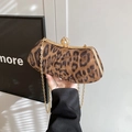 Dettaglio pochette leopardata con chiusura di perle di lusso e catena dorata - Marrone