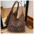 Grande borsa tote leopardata con tracolla in pelle marrone in un contesto vintage - caffè