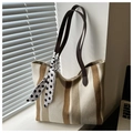 Detalle del bolso tote de lona a rayas con asas marrones y detalle de bufanda de lunares - Blanco Roto